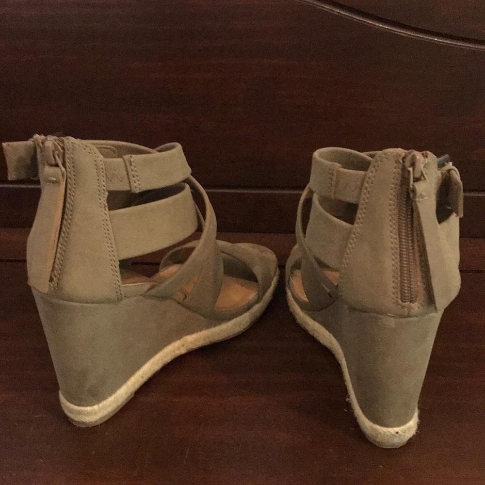 Sandals - Picture 2 of 3